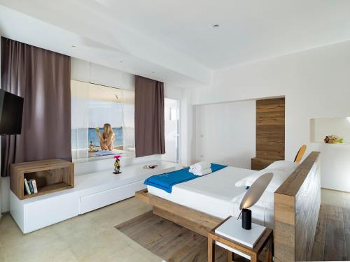 Кровать или кровати в номере White Bay