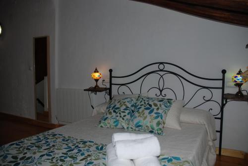 a bedroom with a bed with towels on it at Cazorla Rural in Quesada