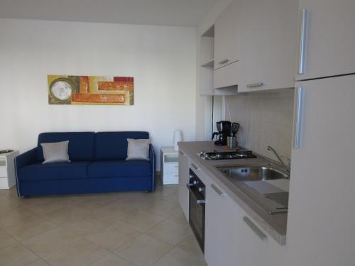 - une cuisine avec un canapé bleu dans une chambre dans l'établissement Bludamare, à Albenga