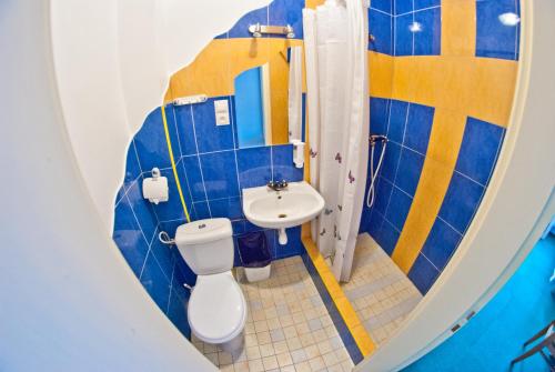 a bathroom with a toilet and a sink at Maraton in Lubenia