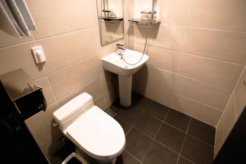A bathroom at Hotel Iam