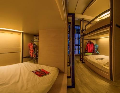 מיטה או מיטות קומותיים בחדר ב-Le Bonheur Poshtel