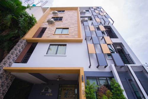 een gevel van een gebouw met veel ramen bij Hide Bangkok Hostel in Bangkok