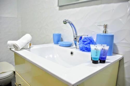 a bathroom sink with a faucet and toothbrushes at Mol Hahr in Safed