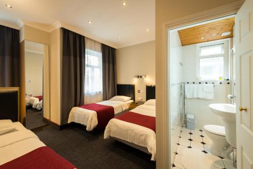 En eller flere senge i et værelse på Adria Hotel