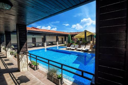 Басейн в Complex Jitari або поблизу