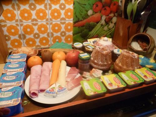 a tray of food with meat and vegetables on a table at Jardin Fleuri in Lingolsheim