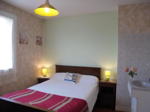 Dormitorio pequeño con cama y lavamanos en Chez Aline, en Salles-dʼArmagnac