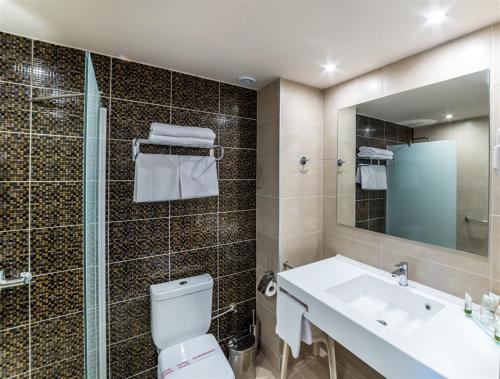 Ванная комната в Irene Palace Beach Resort