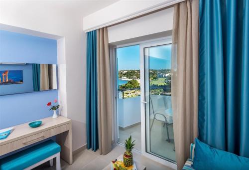 Televisyen dan/atau pusat hiburan di Irene Palace Beach Resort