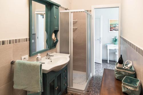 uma casa de banho com um lavatório e um chuveiro em Villa Fava em Montagnana