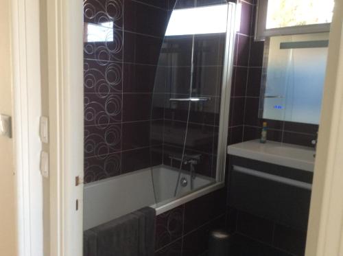 une salle de bain avec une douche, une baignoire et un lavabo dans l'établissement Parouquine, à Antibes