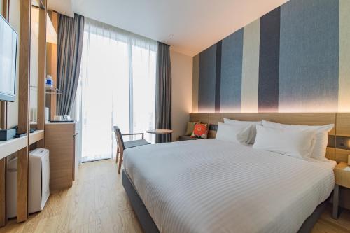 En eller flere senge i et værelse på JR Kyushu Hotel Blossom Naha