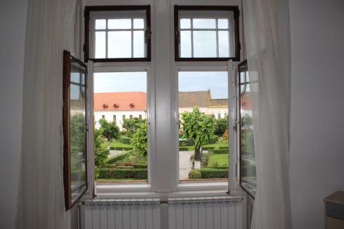 an open window with a view of a yard at Ferdinand Apartments in Mediaş