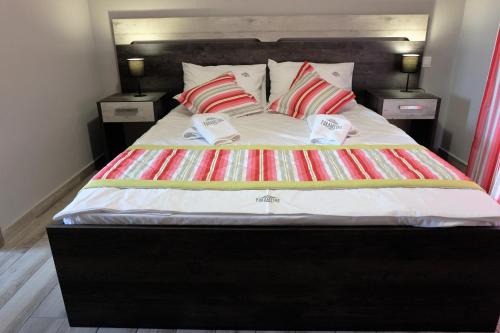 Ένα ή περισσότερα κρεβάτια σε δωμάτιο στο Paramithi Luxury Apartments