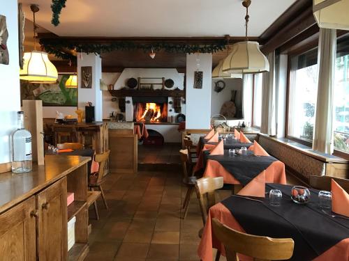 Reštaurácia alebo iné gastronomické zariadenie v ubytovaní Albergo Slalom