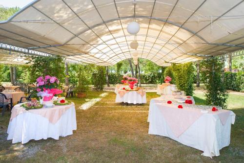 Κήπος έξω από το Borgo San Antonio & Borgo San Giuseppe by La Principina