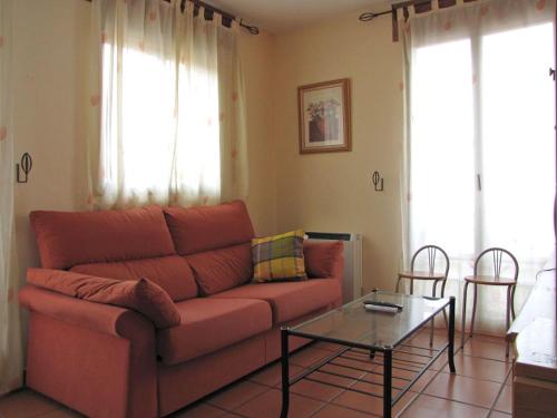 sala de estar con sofá y mesa en Apartamento Rural Lobo, en Ucero