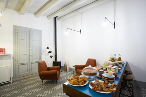 una mesa larga con comida en una habitación en Intervallo Boutique Hotel, en Ragusa