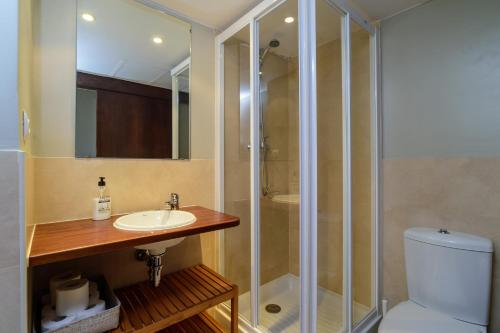 Bilik mandi di Costabravaforrent Residencial Albons
