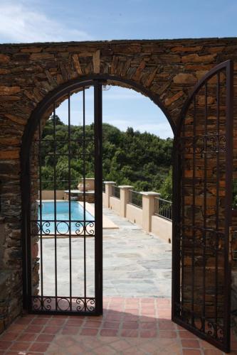 une porte en fer menant à une piscine dans l'établissement Casa di Babbo, à Macinaggio