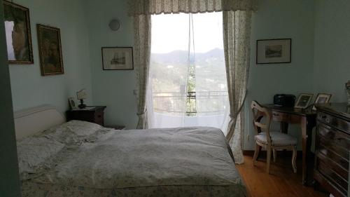 サンタ・マルゲリータ・リグレにあるCasa Amore by Holiday Worldのベッドルーム1室(ベッド1台、窓、デスク付)