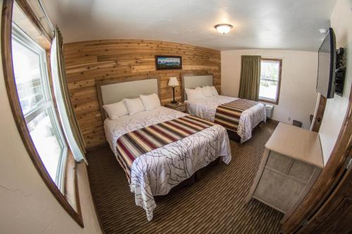 Llit o llits en una habitació de Stagecoach Inn & Suites