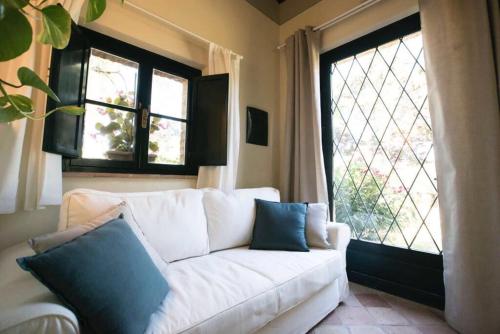 ペルージャにあるDimora Borgogni: Country Houseのリビングルーム(白いソファ、窓付)