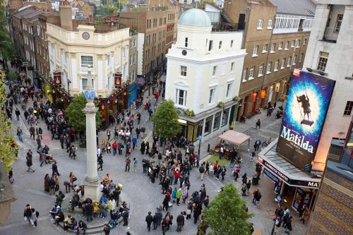 ロンドンにあるStudio in heart of Covent Gardenの賑やかな街路を歩く人々