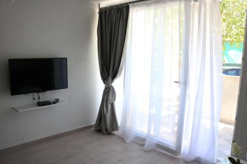 TV a/nebo společenská místnost v ubytování Sweet Apartments