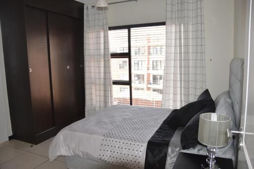 Llit o llits en una habitació de Strelitzia Apartment