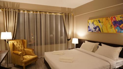 เตียงในห้องที่ Taris Art Hotel Phrae