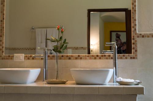 Baño con 2 lavabos en una encimera con espejo en Casa Santa Rosa Hotel Boutique en Antigua Guatemala