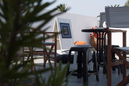 a room with chairs and a table and a desk at EsposendeGuesthouse in Esposende