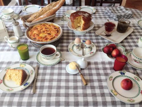 a table with a table cloth with food and cups of coffee at Préchac Park in Préchac