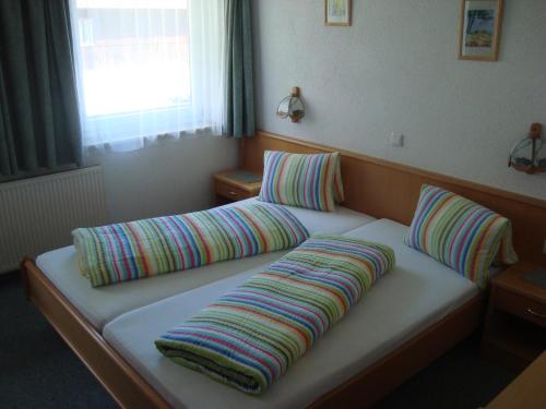 2 poduszki na łóżku w pokoju w obiekcie Appartement Alpenrose w mieście Imsterberg