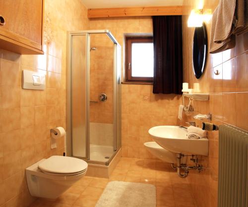 ラ・ヴァッレにあるApartments Ruacのバスルーム(シャワー、トイレ、シンク付)