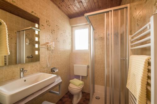 Landgasthof Pfarrwirt tesisinde bir banyo