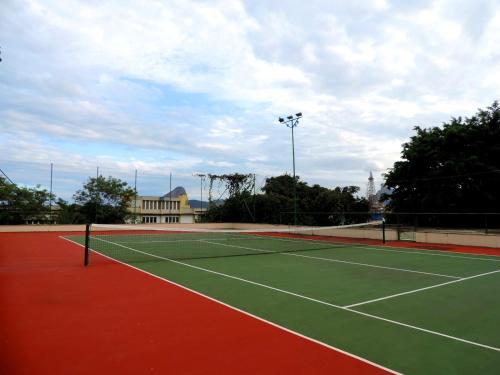 a tennis court with a tennis court at Hotel Orizzonte Niteroi by Atlantica in Niterói