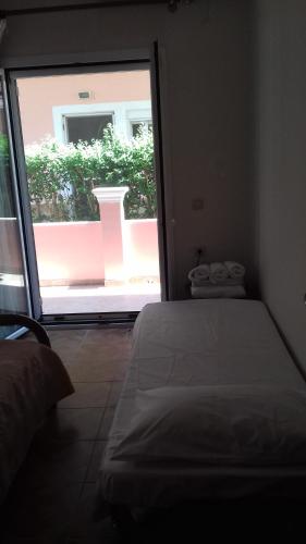 アギオス・ゲオルギオスにあるVilla Zenapのベッドルーム1室(ベッド1台、大きな窓付)