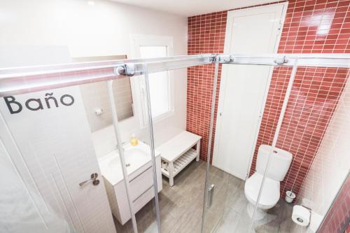 Bilik mandi di Hostal Viena