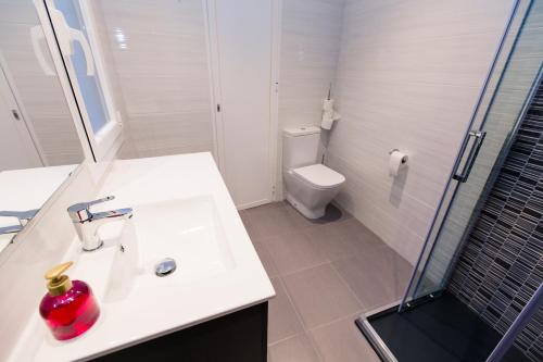 Bilik mandi di Hostal Viena
