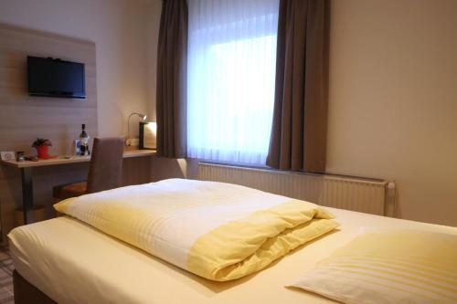Säng eller sängar i ett rum på Gasthof Vossbur