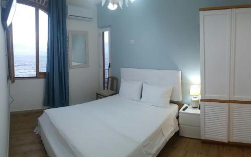 Postel nebo postele na pokoji v ubytování Gabbiano Azzurro Flat Chianalea