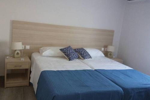 سرير أو أسرّة في غرفة في Nianthy Apartments