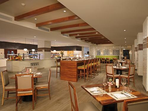 Un restaurante o sitio para comer en Secrets Cap Cana Resort & Spa - Adults Only - All Inclusive