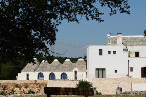 un banco frente a un edificio blanco en Masseria Calandrella, en Noci
