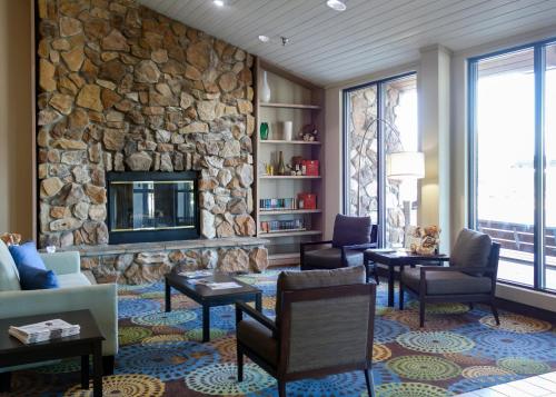 Posezení v ubytování Country Inn & Suites by Radisson, Mishawaka, IN
