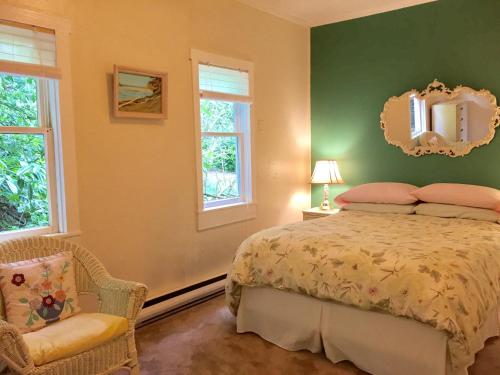 Imagen de la galería de Driftwood Village Resort, en Sturdies Bay