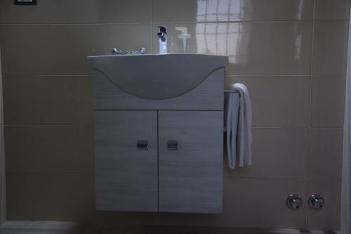 a bathroom with a sink and a mirror at Tempo Di Vendicari in La Banca